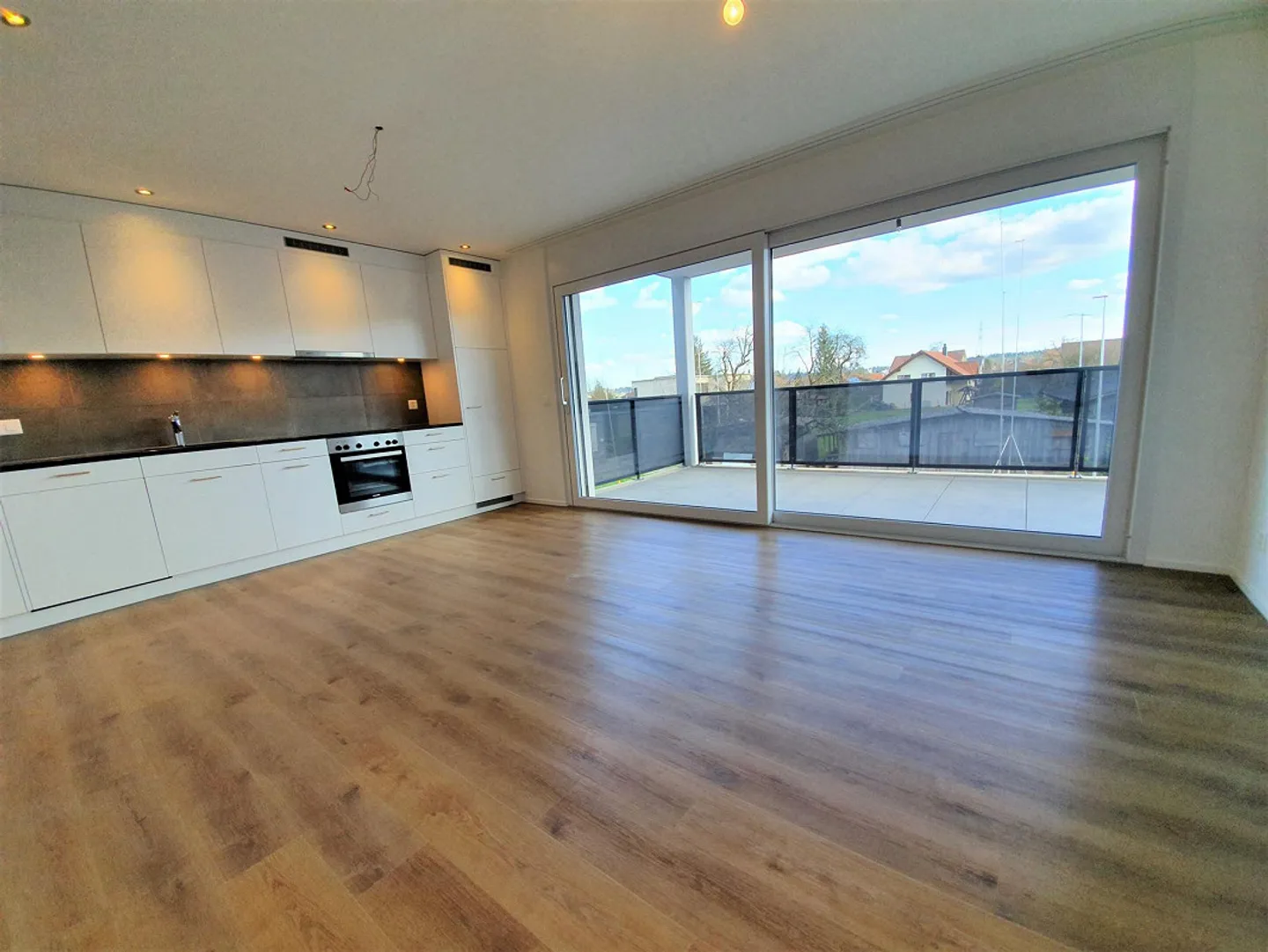 Appartement 2.5 pièces époustouflant, moderne et attrayant avec grand balcon - Photo 1 sur 7