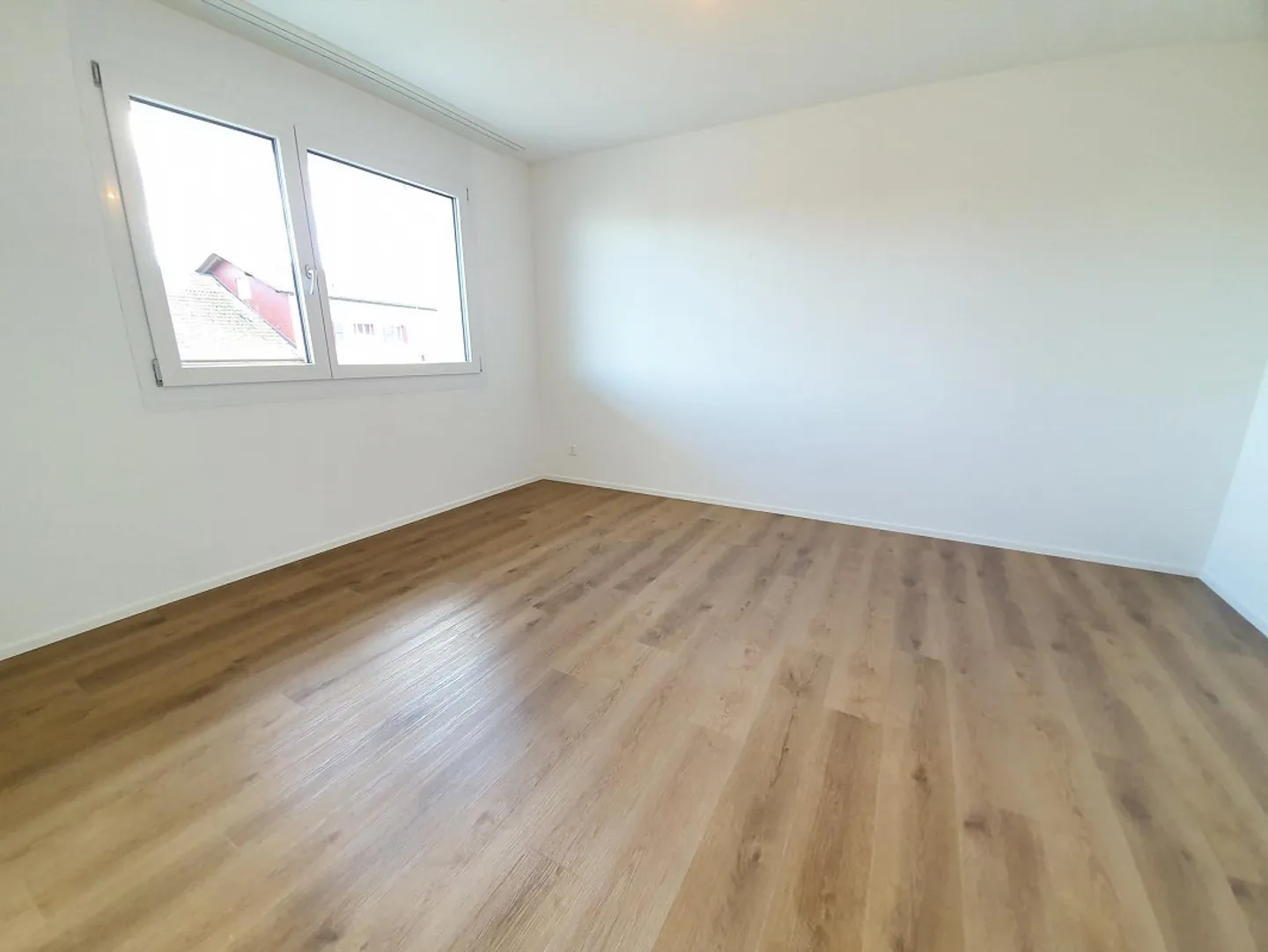 Appartement 2.5 pièces époustouflant, moderne et attrayant avec grand balcon - Photo 5 sur 7