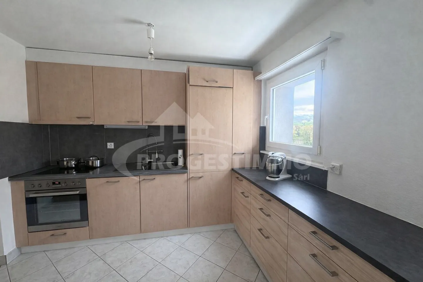 BEAUTIFUL 3.5-ROOM APARTMENT IDEALLY LOCATED - Photo 4 of 10