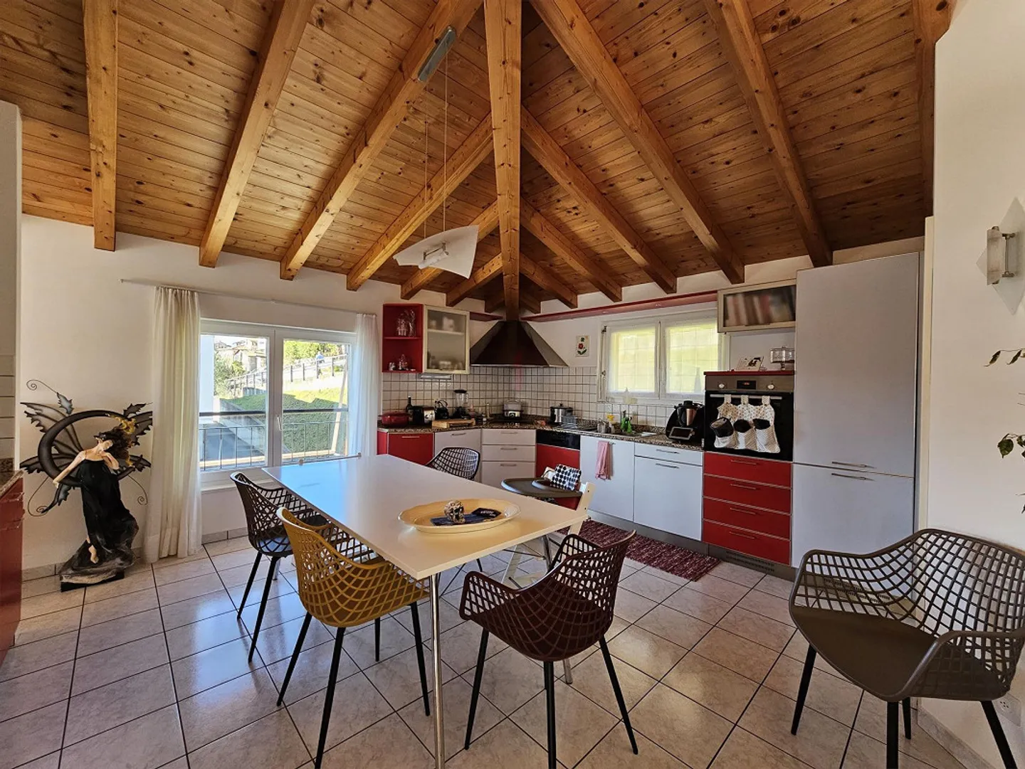MAISON BIFAMILIALE FANTASTIQUE AVEC VUE À COUPER LE SOUFFLE - Photo 4 sur 13