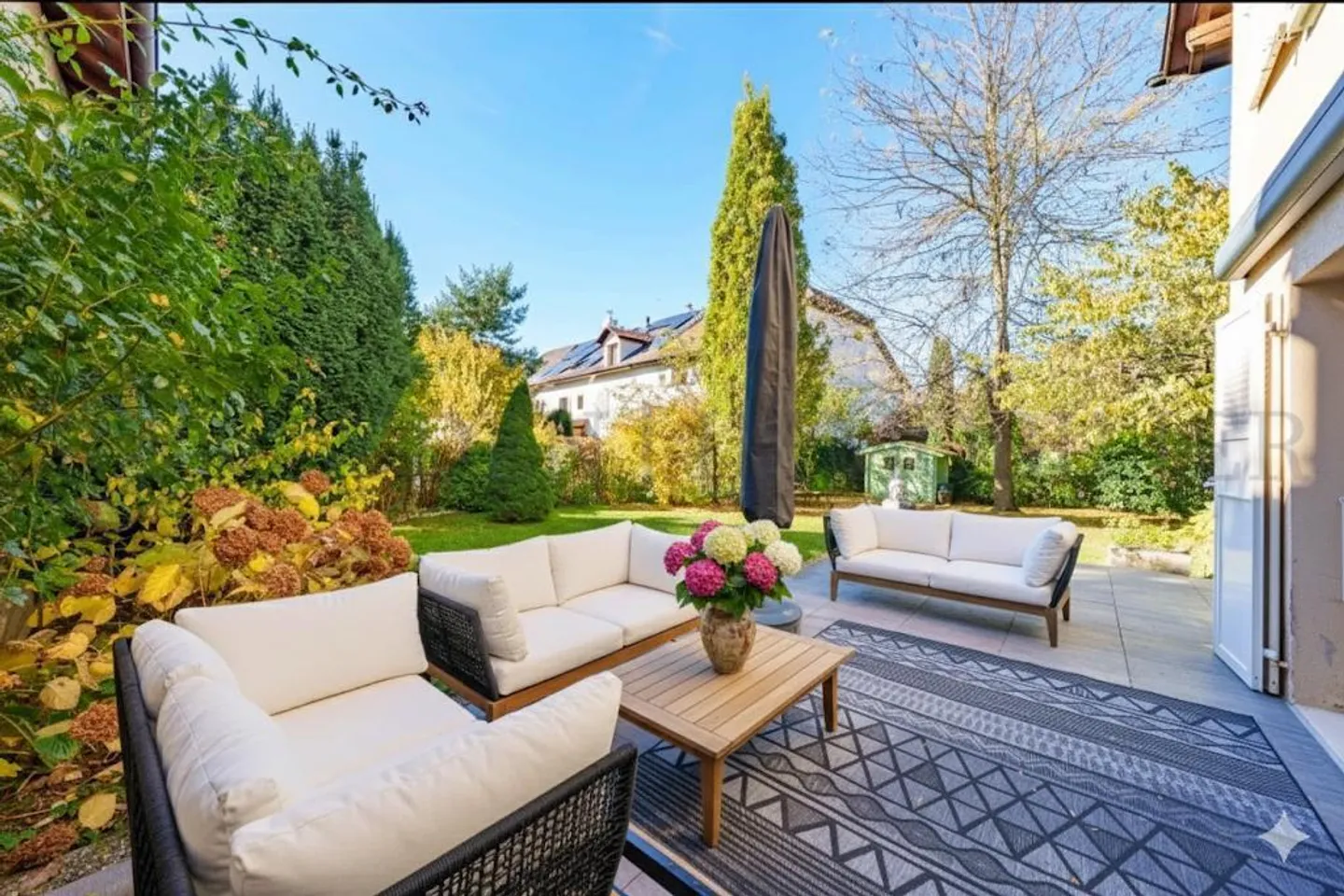 Beautiful superbly renovated house - Photo 5 of 14