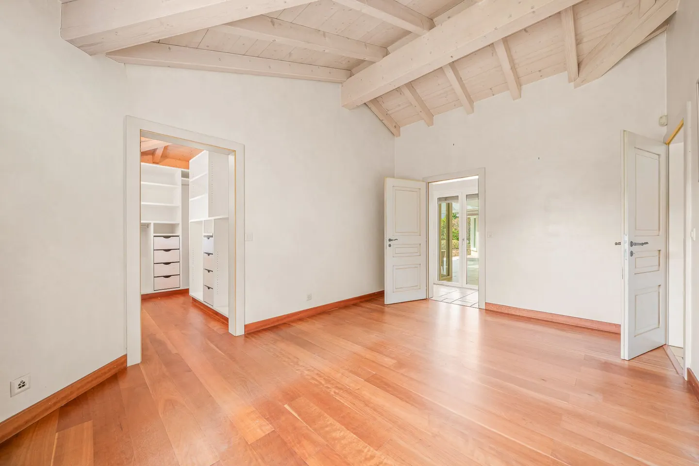 Elegant Provençal Villa in Fully - Photo 5 of 17