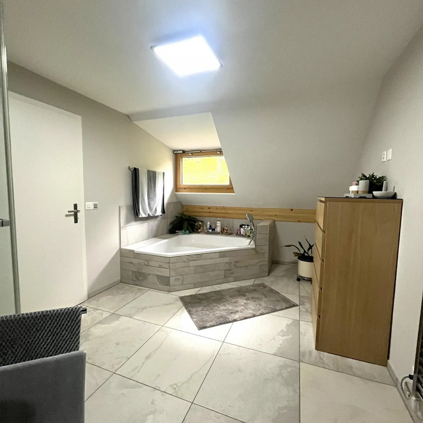 Stilvolles 4.5-Zimmer Einfamilienhaus in naturnaher Umgebung - Foto 12 von 17