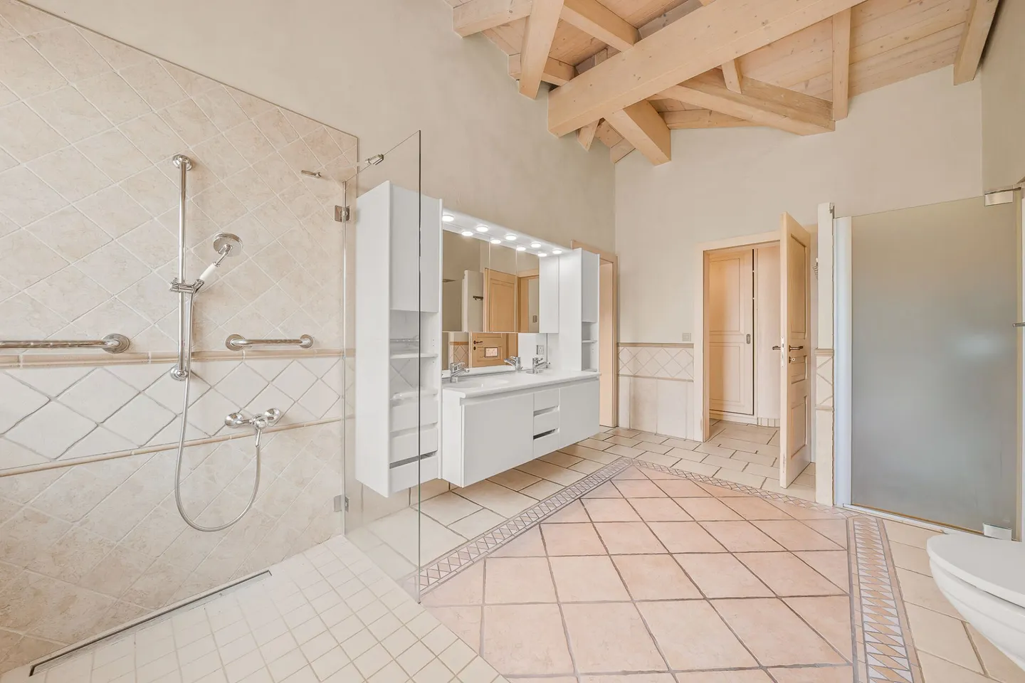 Elegant Provençal Villa in Fully - Photo 6 of 17