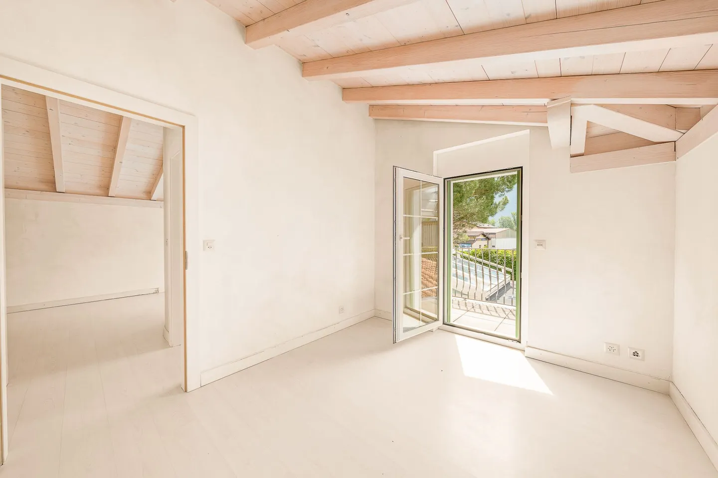 Elegant Provençal Villa in Fully - Photo 8 of 17