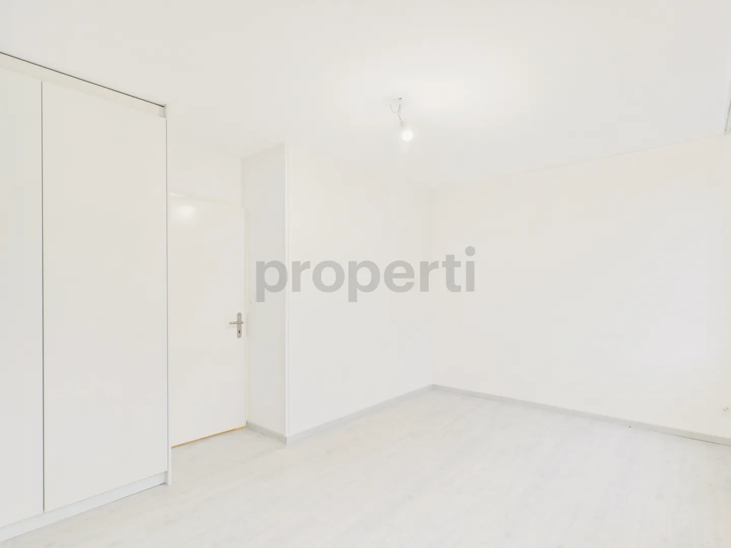 Moderna casa a schiera ristrutturata con giardino a La Neuveville - Foto 6 di 13