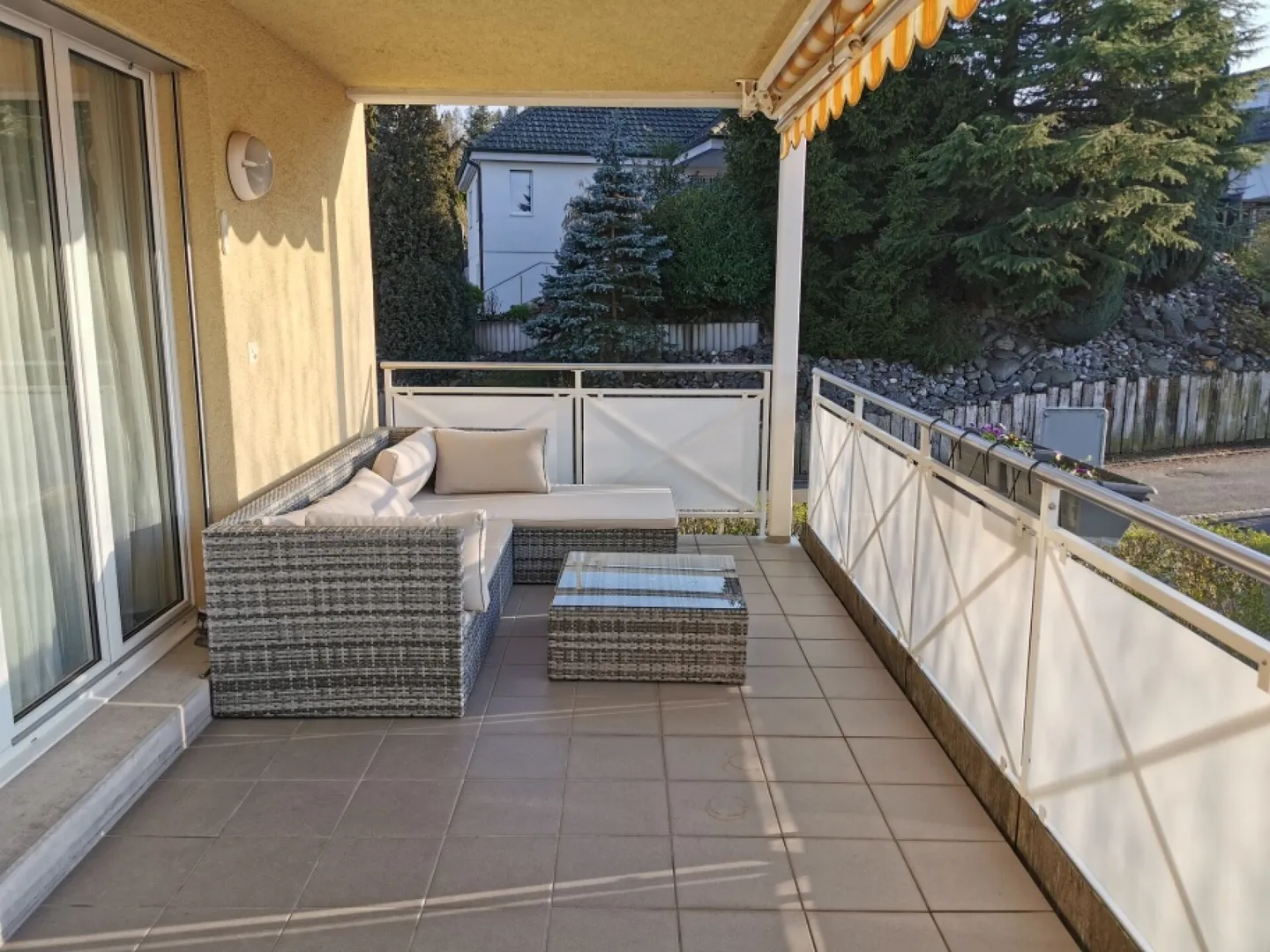 Lichtdurchflutete, grosszügige 5.5 Zimmerwohnung ruhig gelegen - Foto 1 von 8