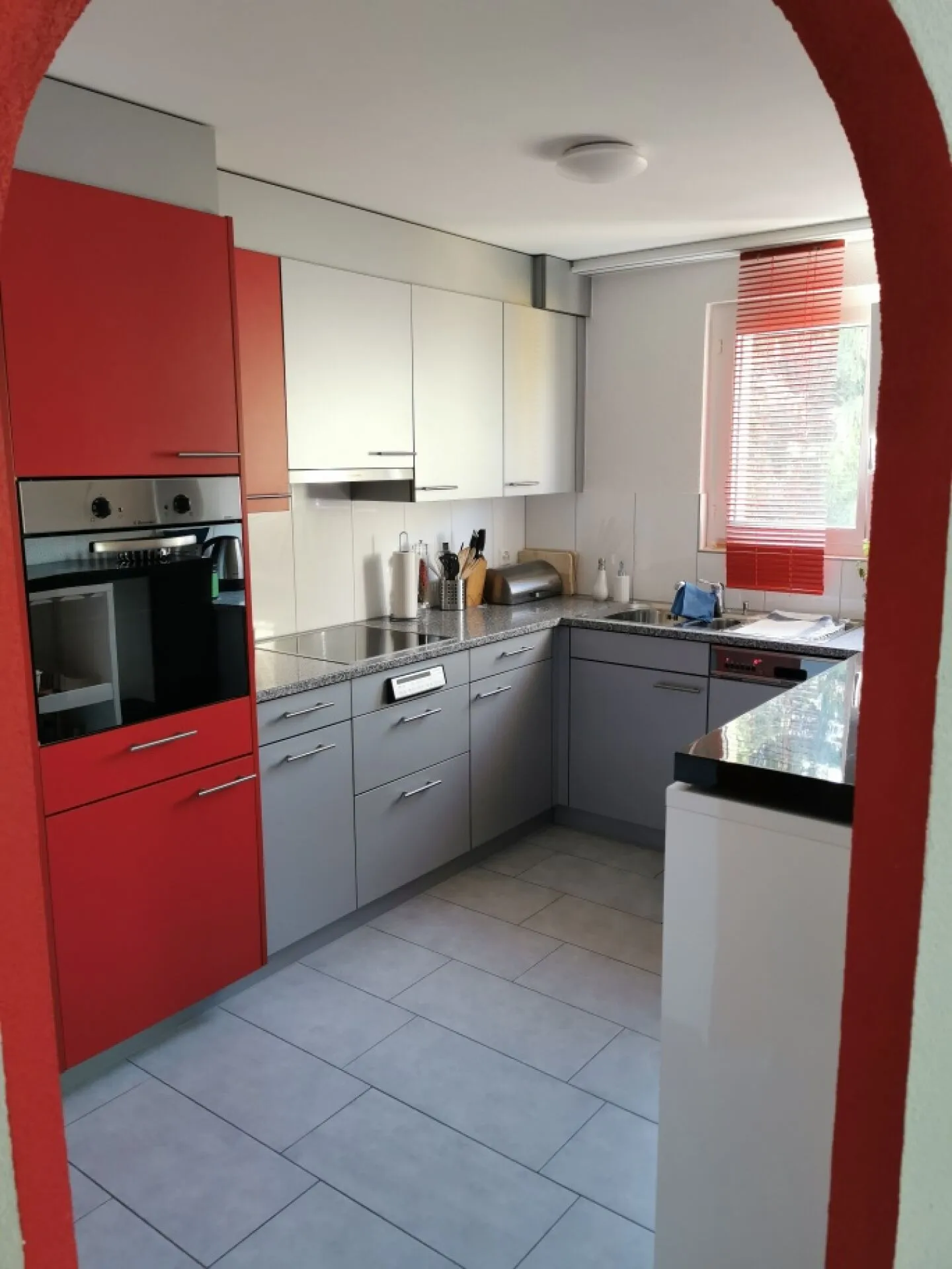 Lichtdurchflutete, grosszügige 5.5 Zimmerwohnung ruhig gelegen - Foto 2 von 8