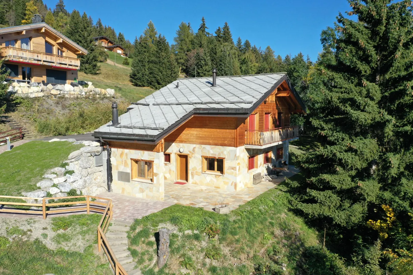 Beautiful 4-bedroom chalet for weekly rental. - Photo 3 of 16