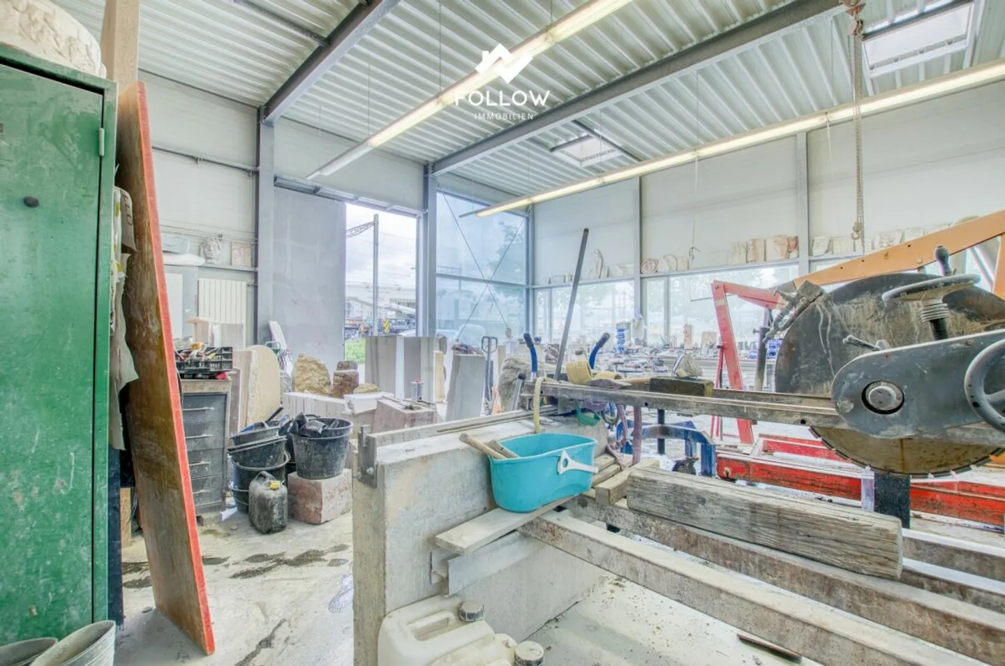 Your new company location: Compact and bright commercial hall with office - Photo 15 of 15