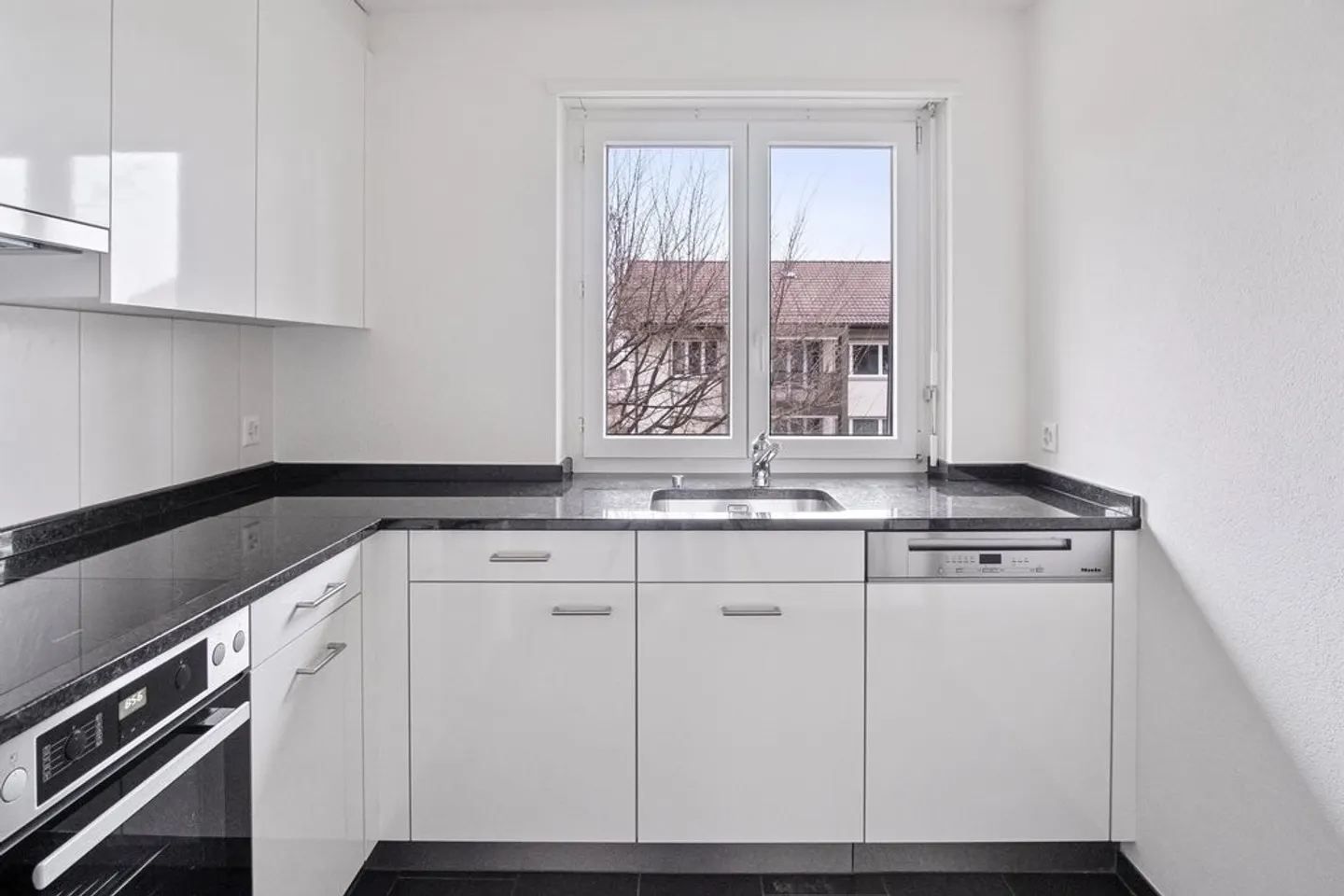 Renovated apartment with lake view - Photo 2 of 8