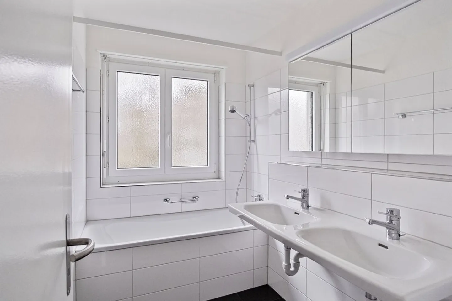 Renovated apartment with lake view - Photo 6 of 8