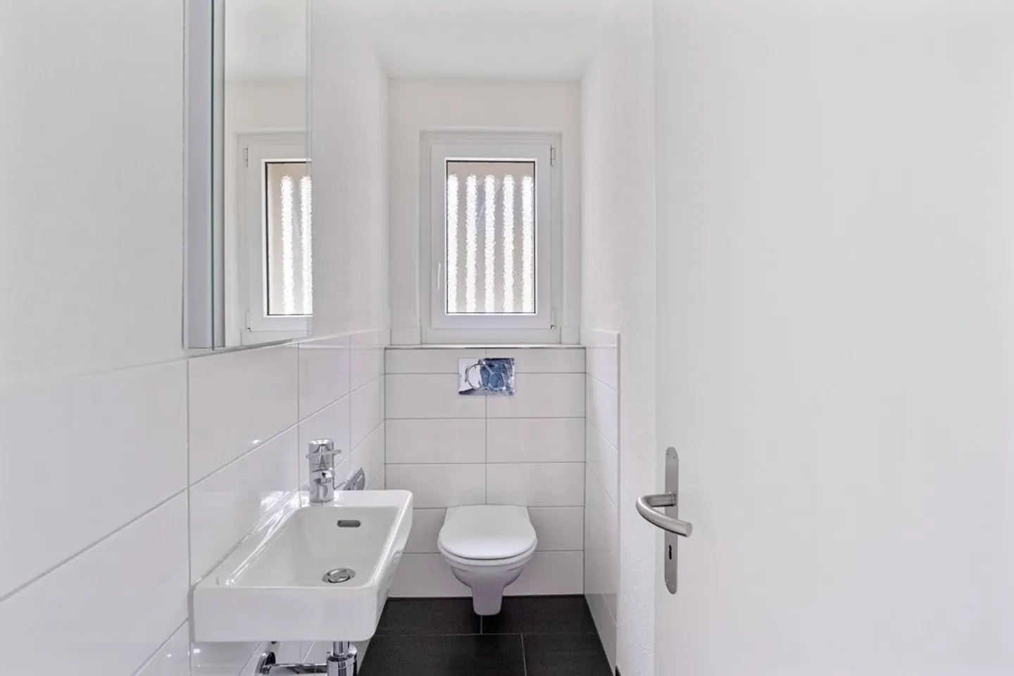 Renovated apartment with lake view - Photo 7 of 8