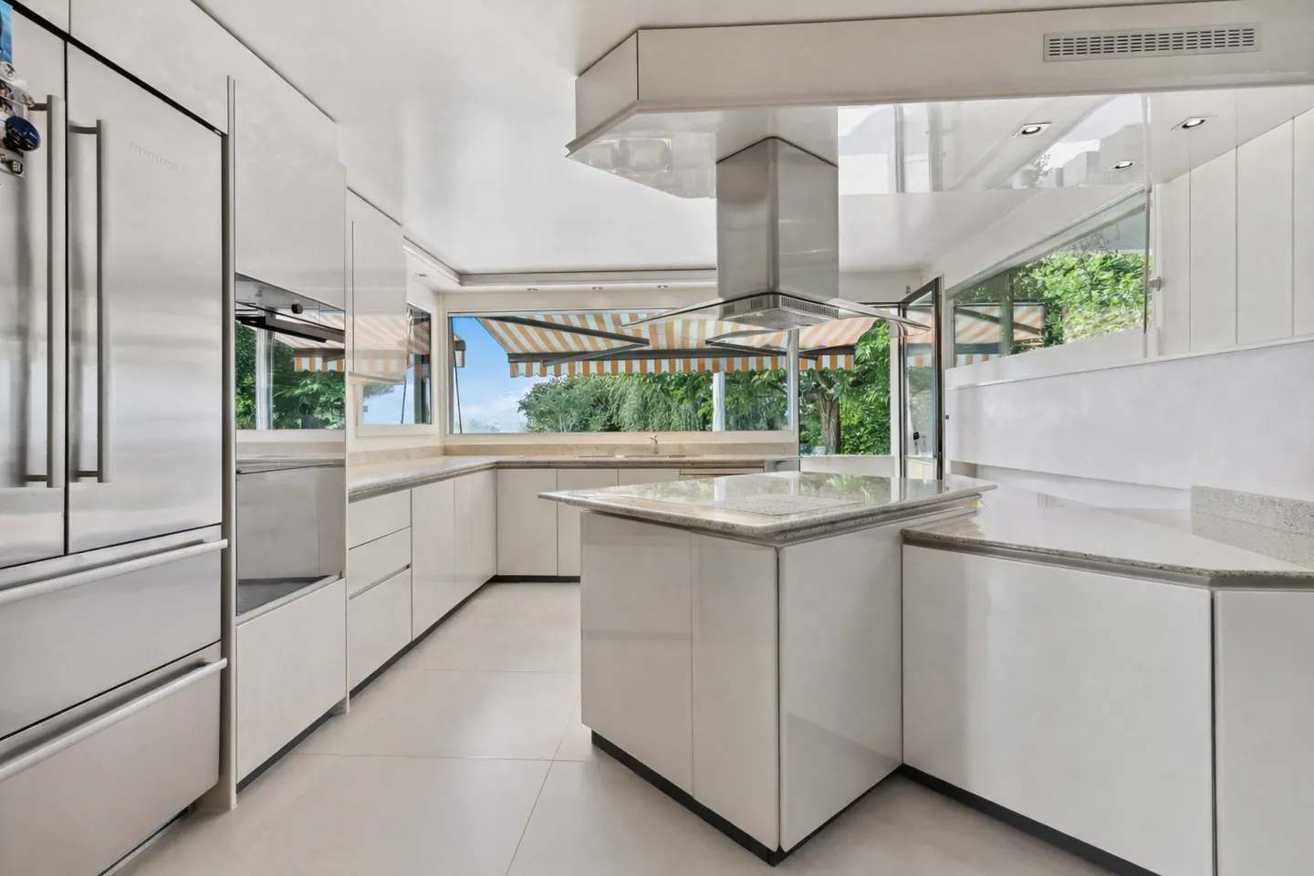 Charming Villa with Lake View - Photo 3 of 7