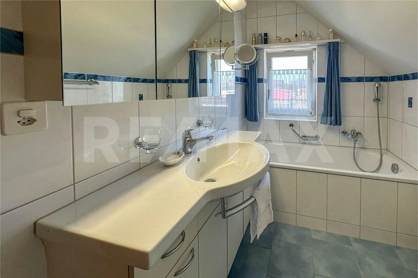 Freistehendes Haus mit Hallenbad - Foto 13 von 13