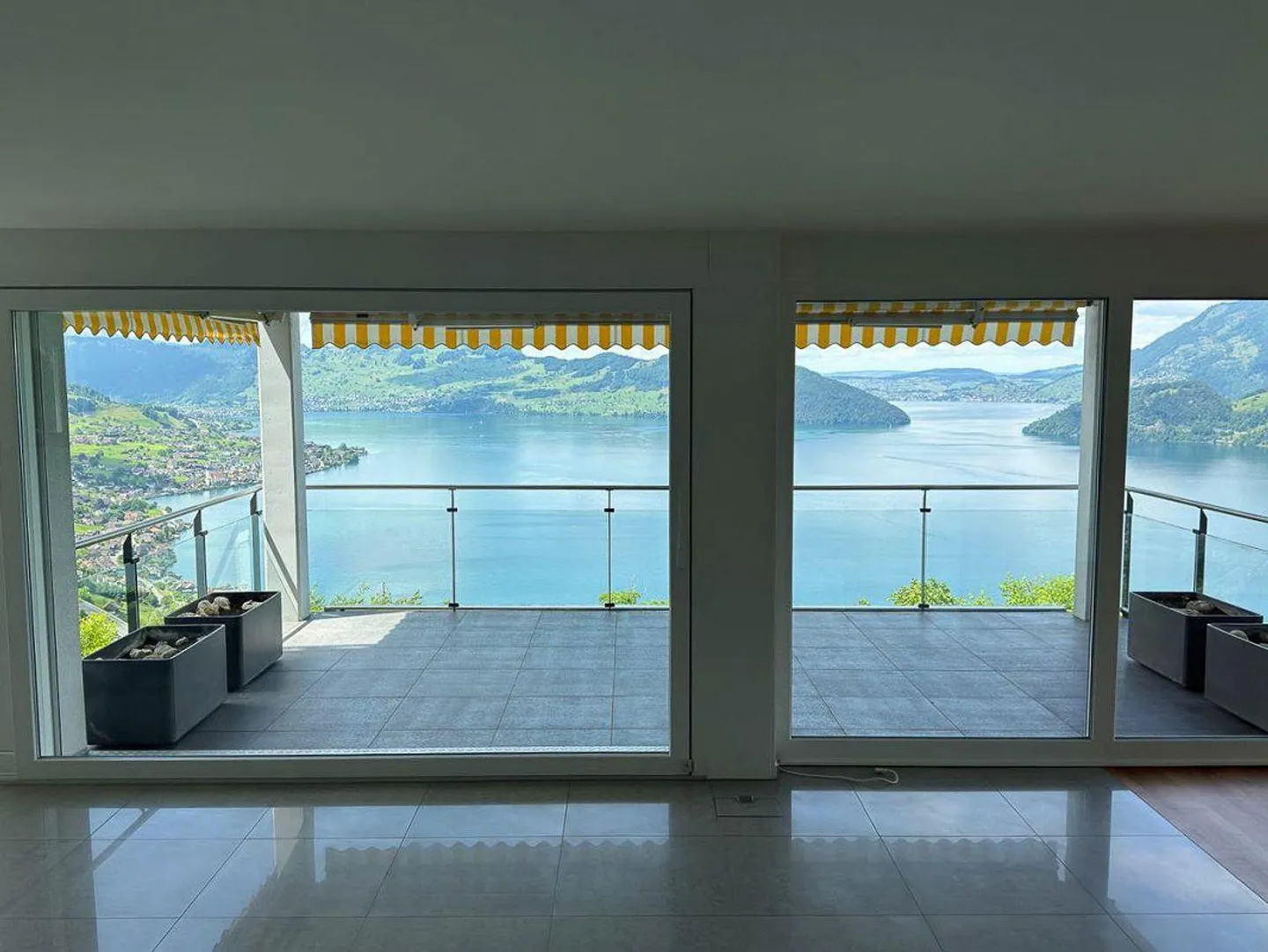 Stunning 4.5-room apartment with views of the lake and mountain panorama - Photo 2 of 21