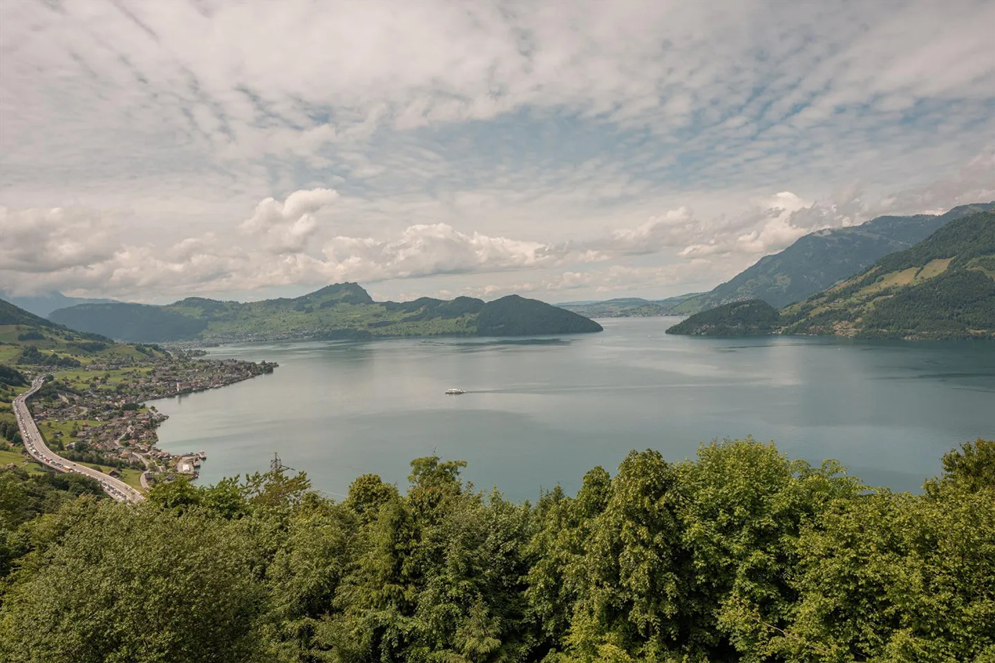 Stunning 4.5-room apartment with views of the lake and mountain panorama - Photo 3 of 21