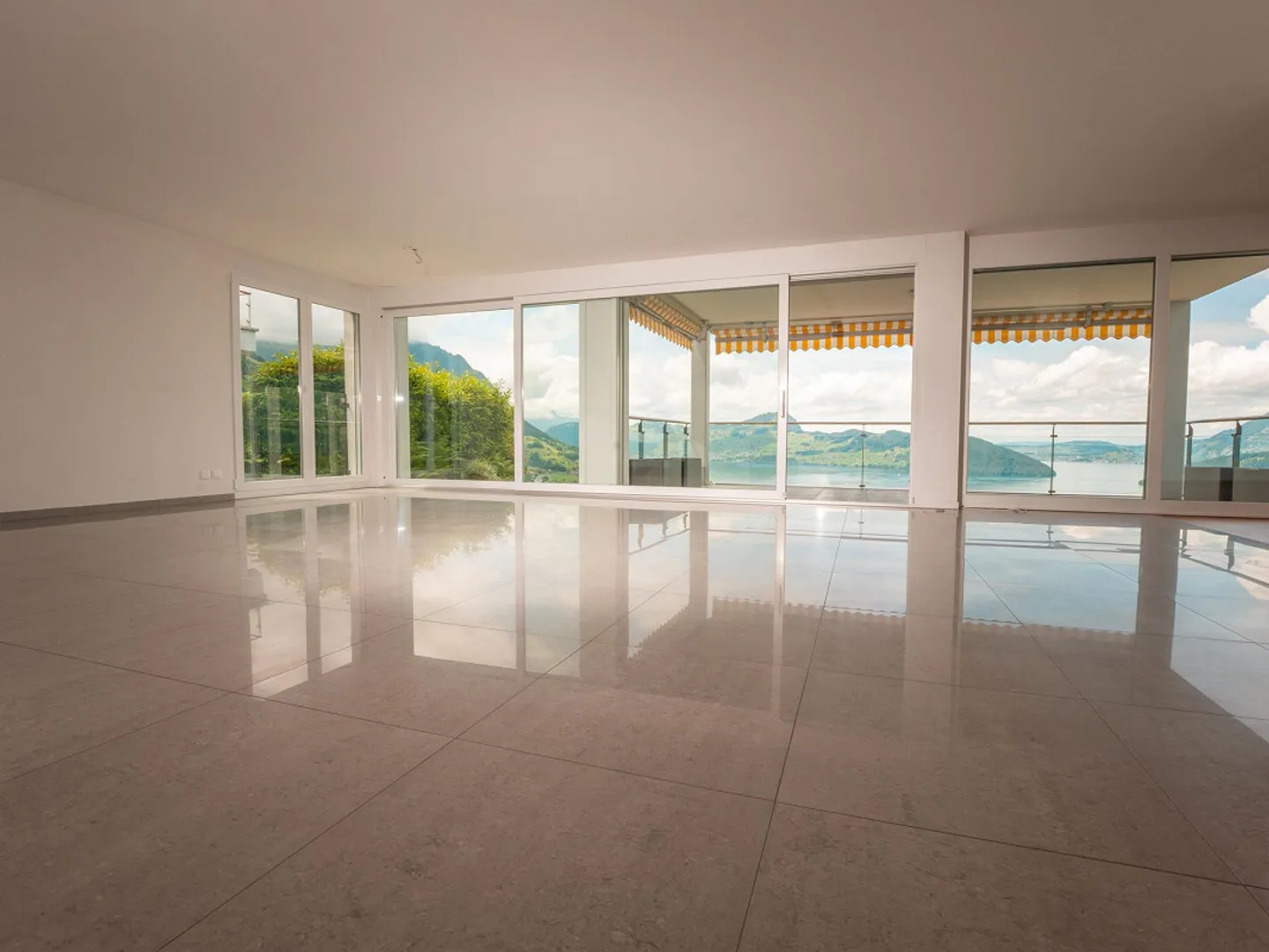 Stunning 4.5-room apartment with views of the lake and mountain panorama - Photo 5 of 21