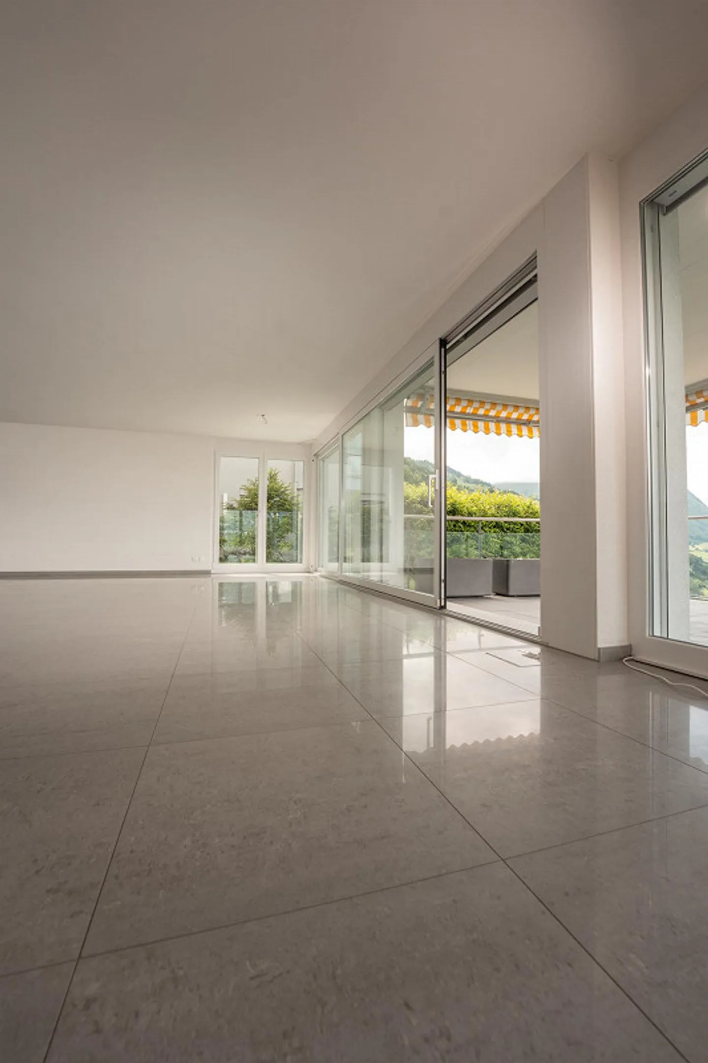 Stunning 4.5-room apartment with views of the lake and mountain panorama - Photo 6 of 21