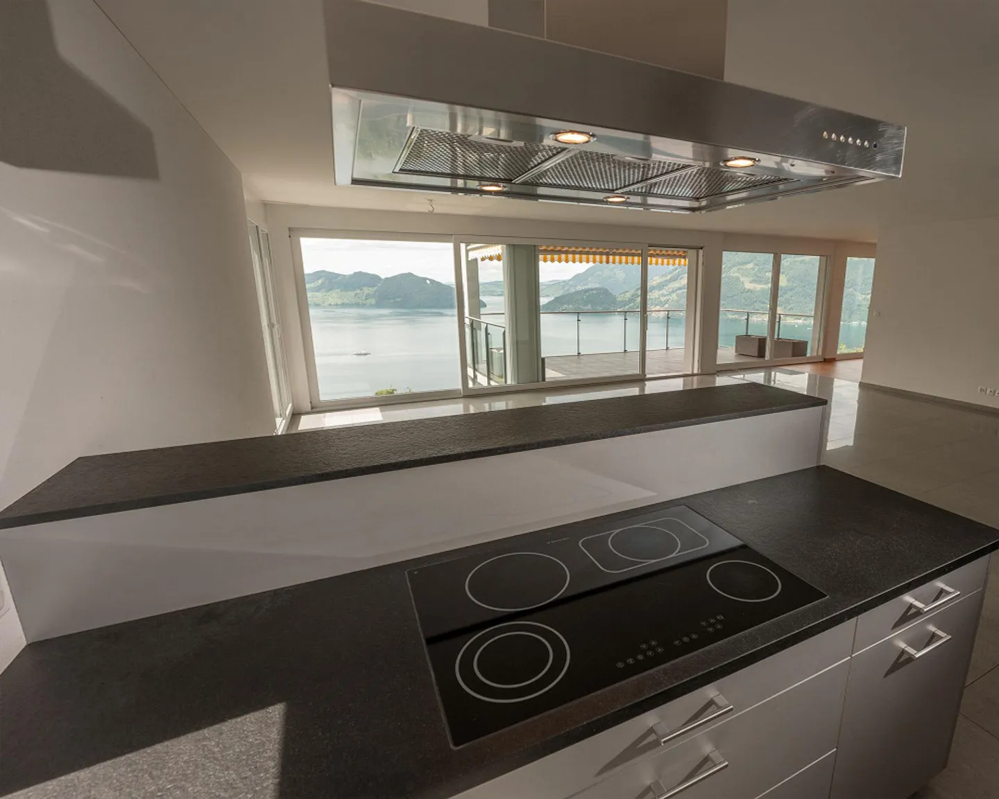 Stunning 4.5-room apartment with views of the lake and mountain panorama - Photo 10 of 21