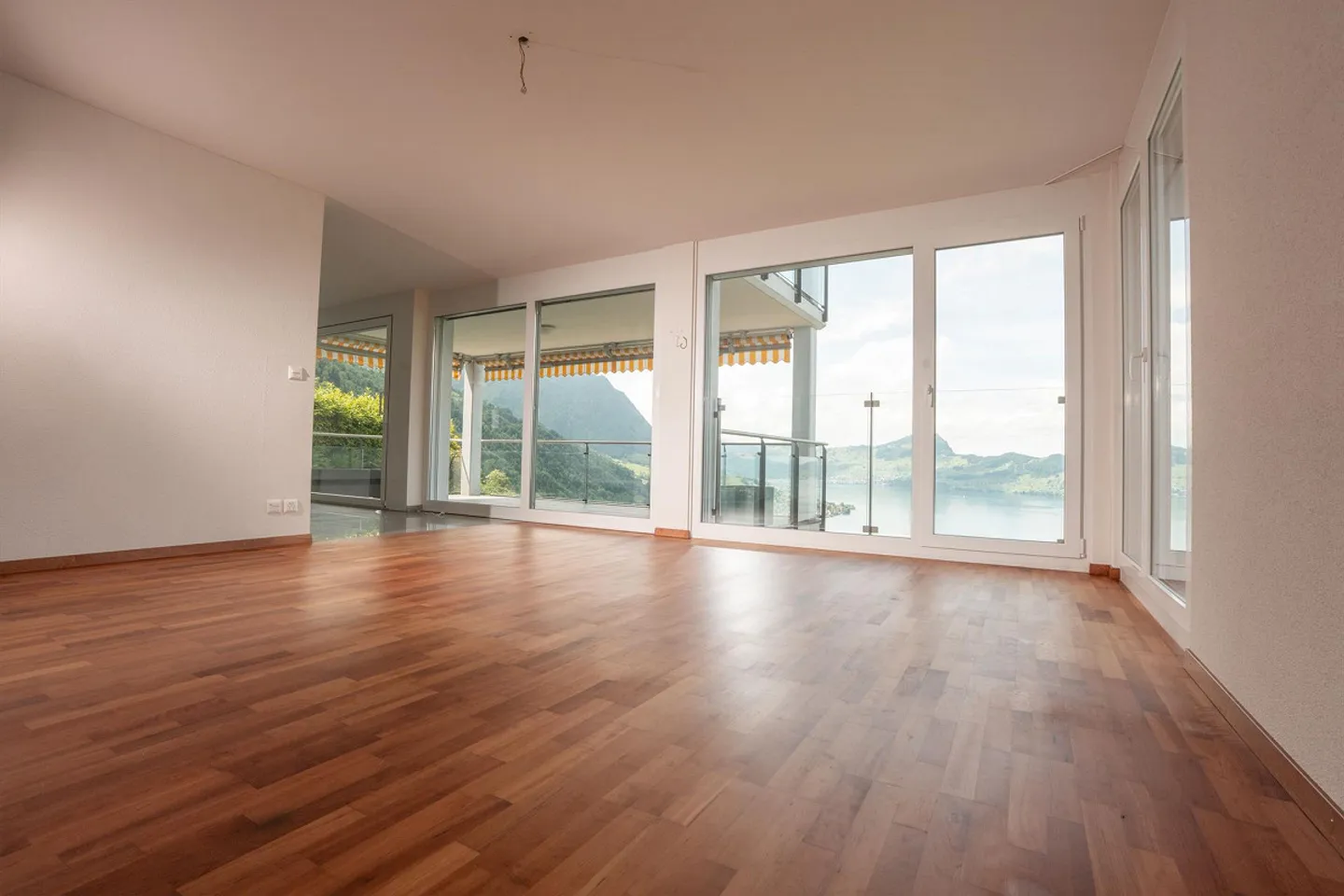 Stunning 4.5-room apartment with views of the lake and mountain panorama - Photo 12 of 21