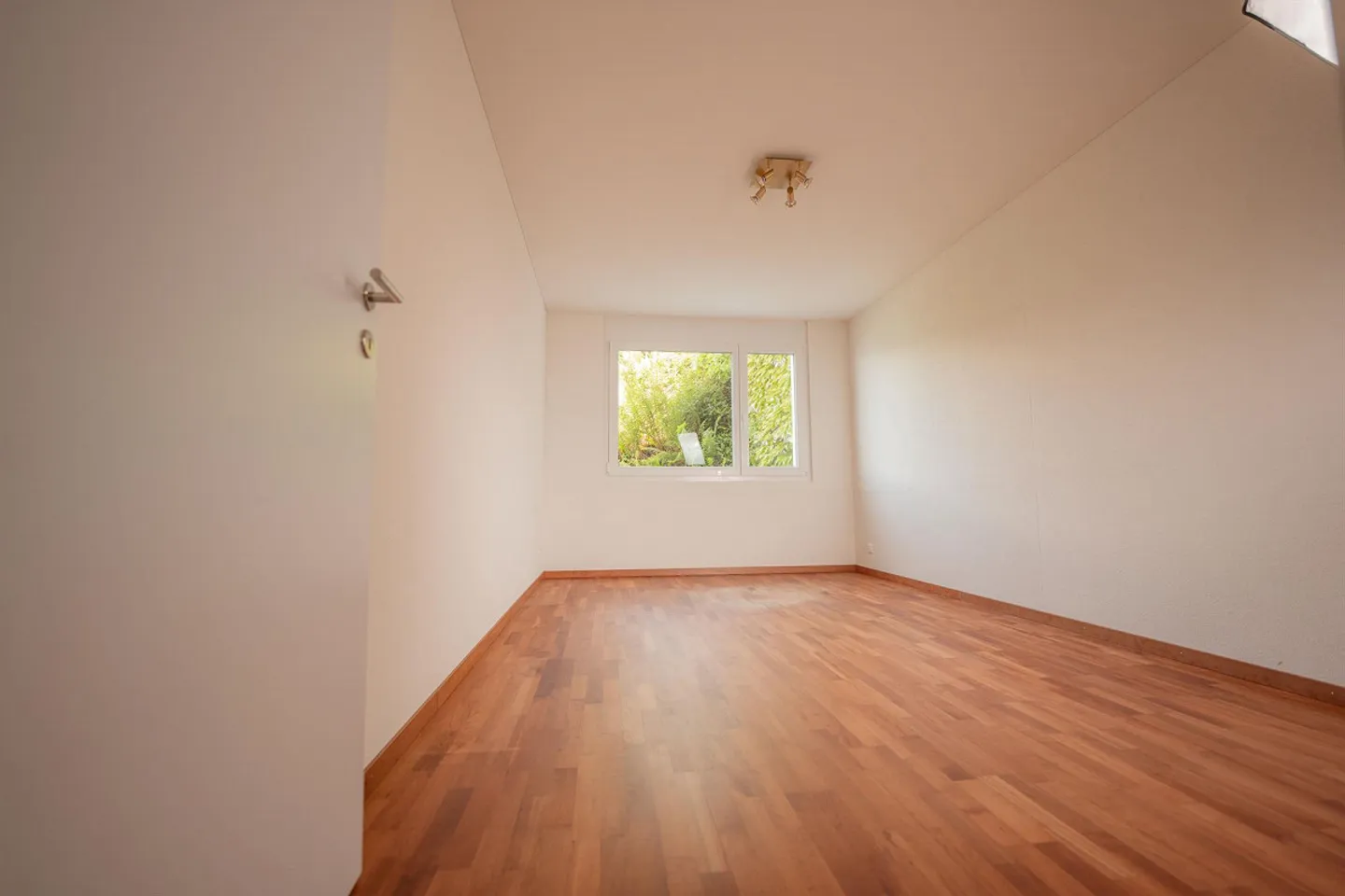 Stunning 4.5-room apartment with views of the lake and mountain panorama - Photo 13 of 21