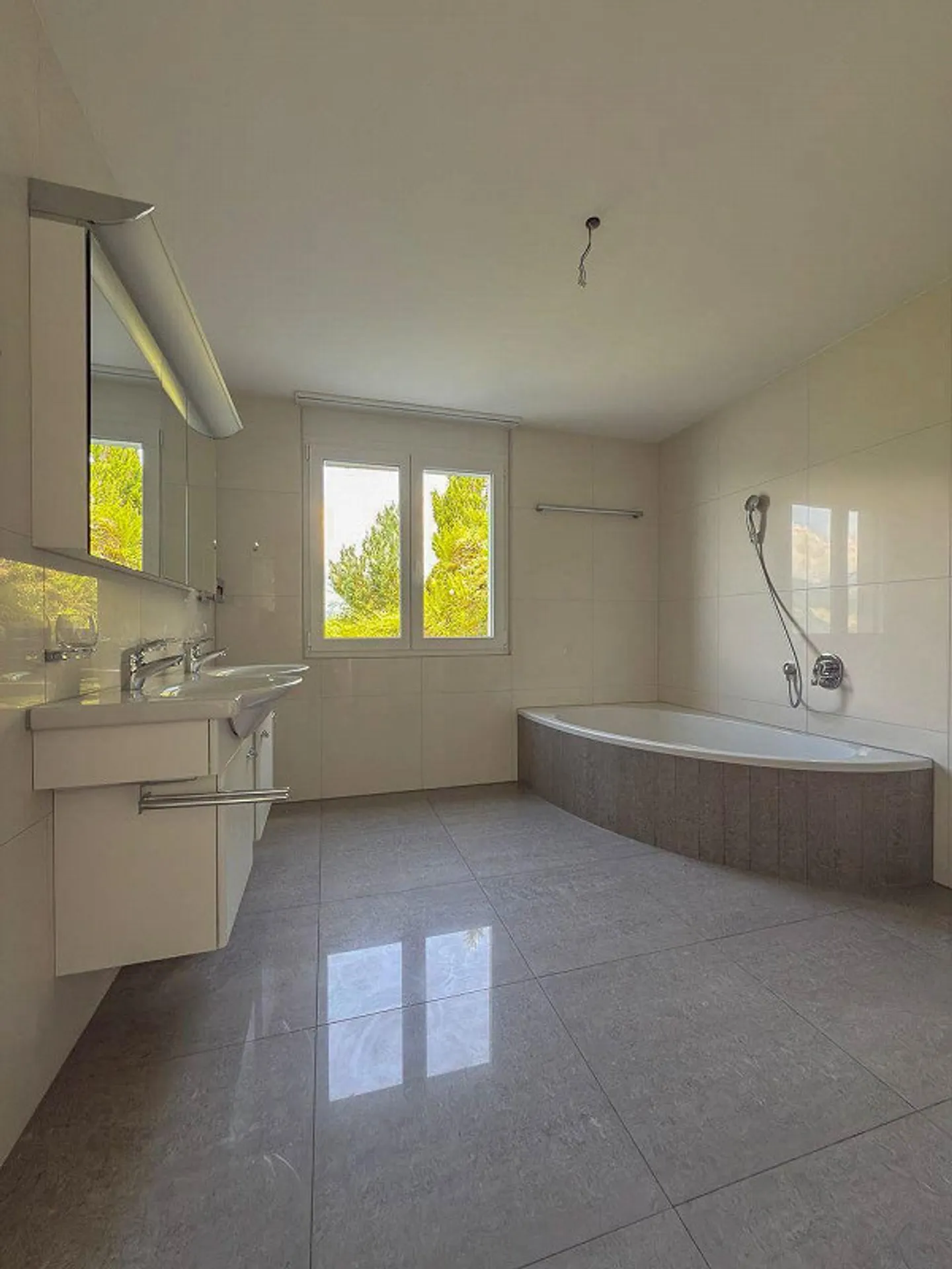 Stunning 4.5-room apartment with views of the lake and mountain panorama - Photo 16 of 21