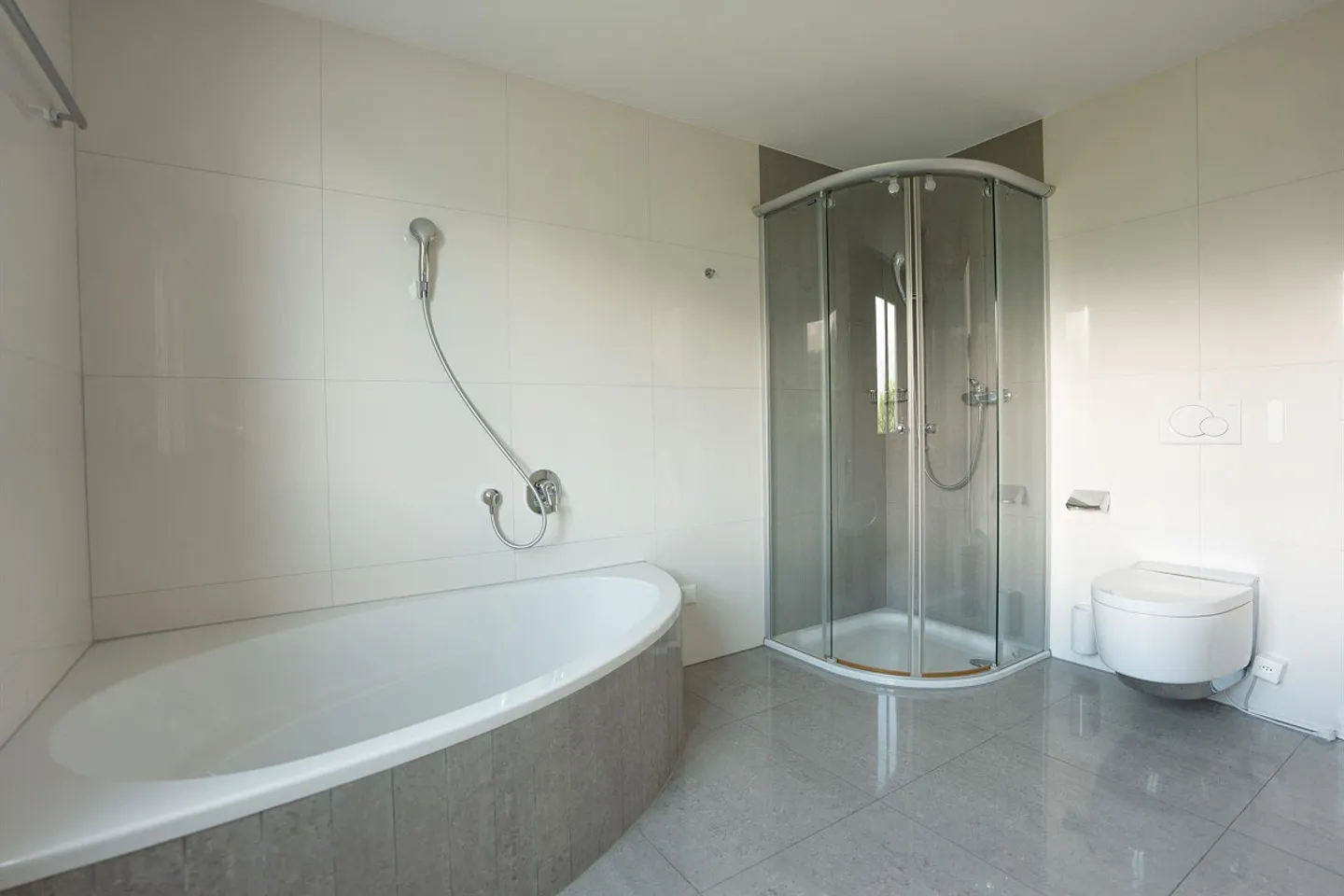 Stunning 4.5-room apartment with views of the lake and mountain panorama - Photo 17 of 21