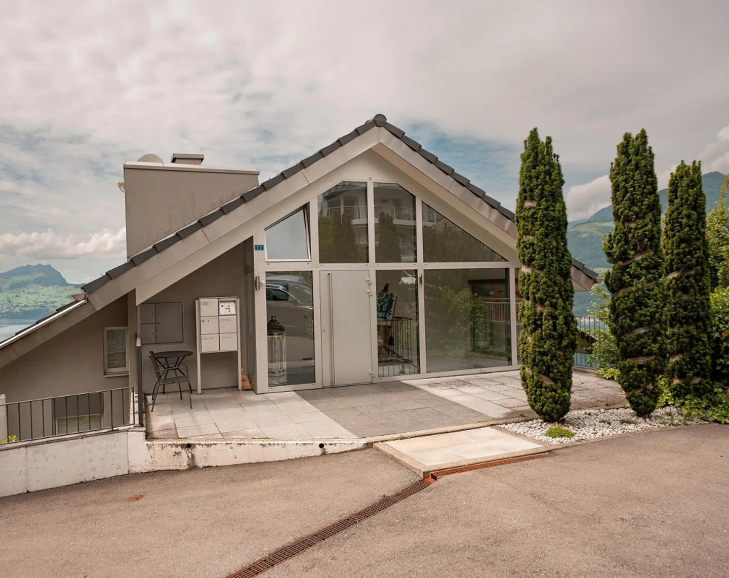 Stunning 4.5-room apartment with views of the lake and mountain panorama - Photo 21 of 21