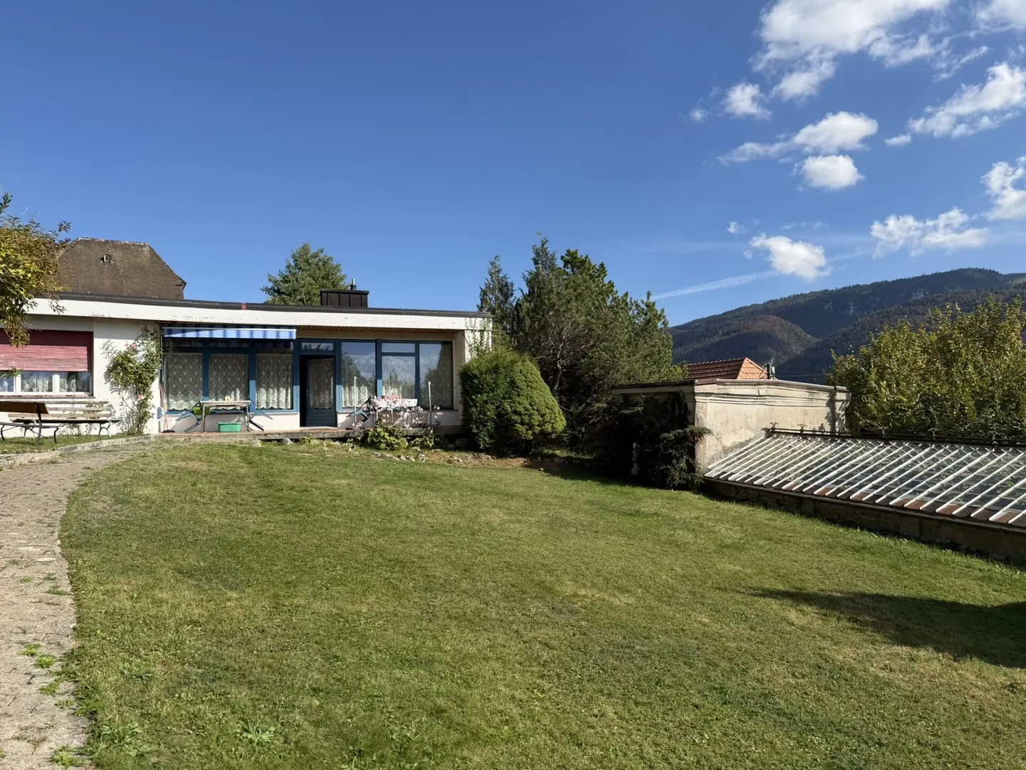 Maison avec potentiel de rénovation - Photo 1 sur 12