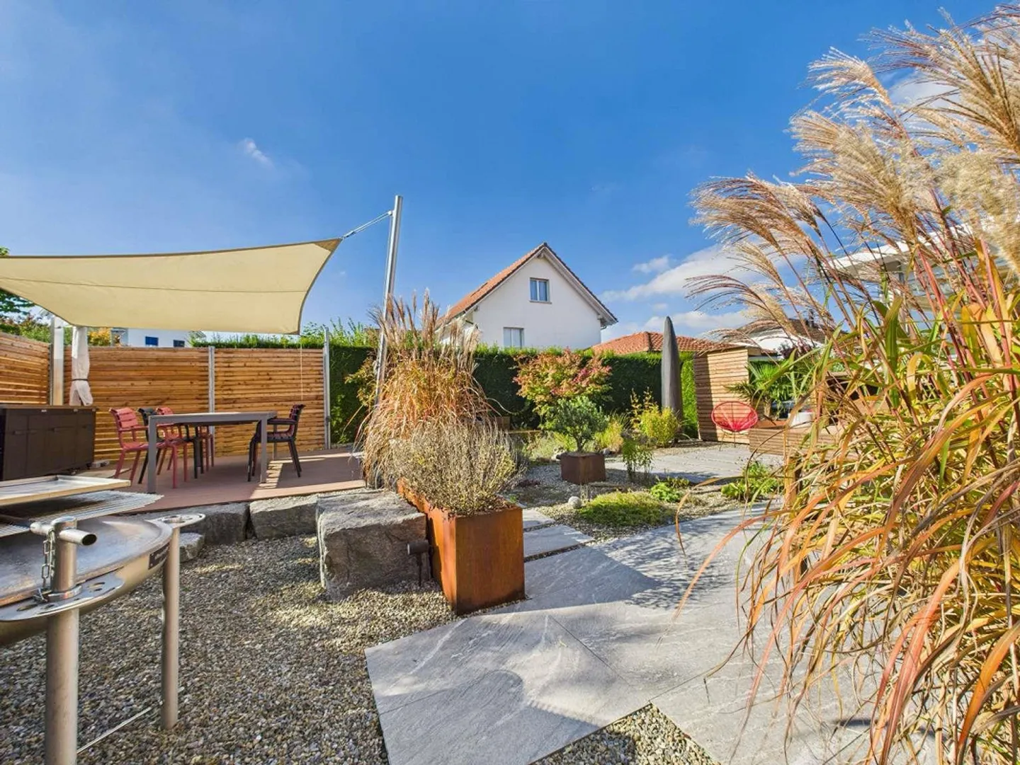 Stylish Living: Single Family Home with Generous Surroundings - Photo 3 of 12