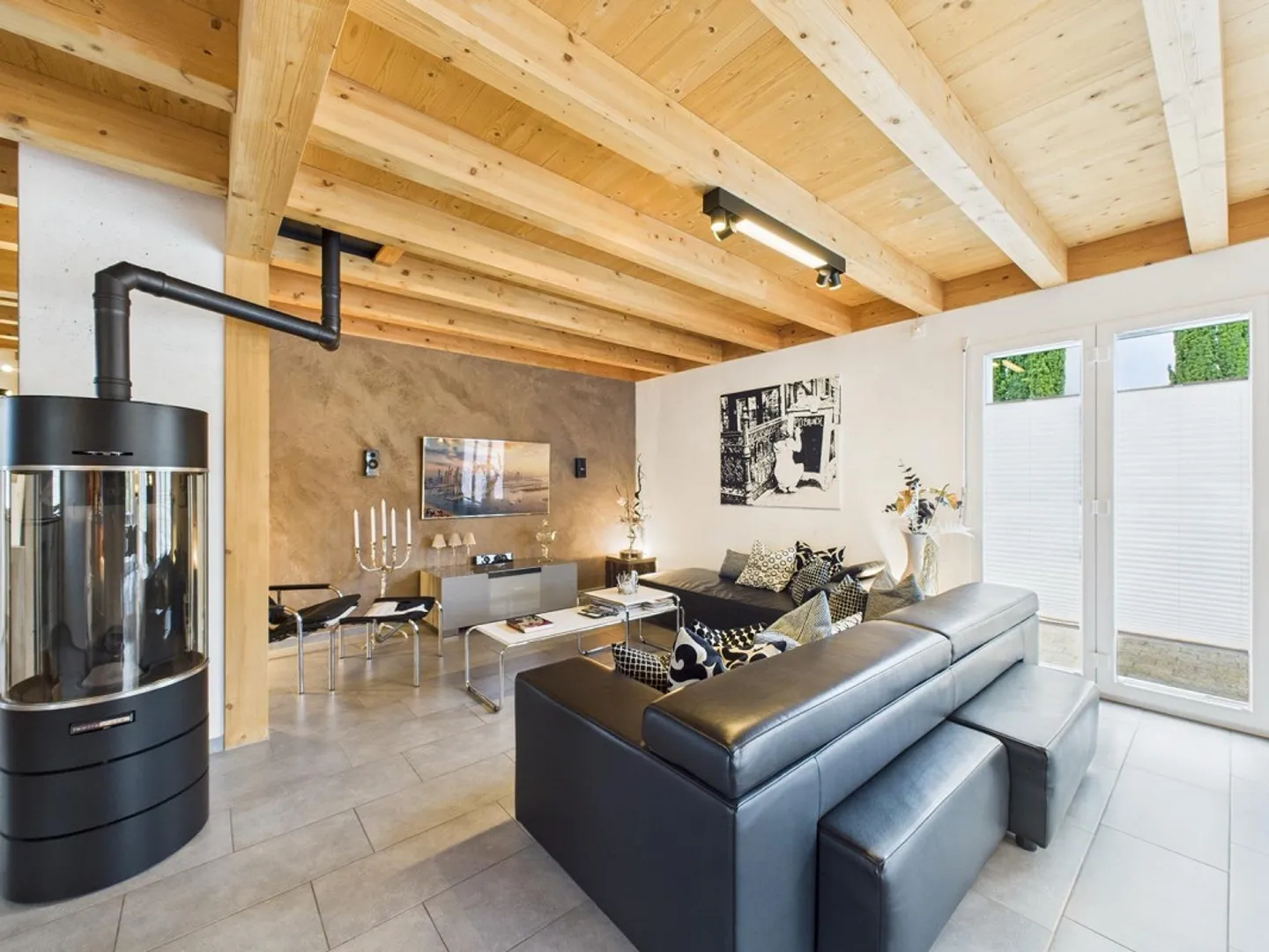 Stylish Living: Single Family Home with Generous Surroundings - Photo 8 of 12