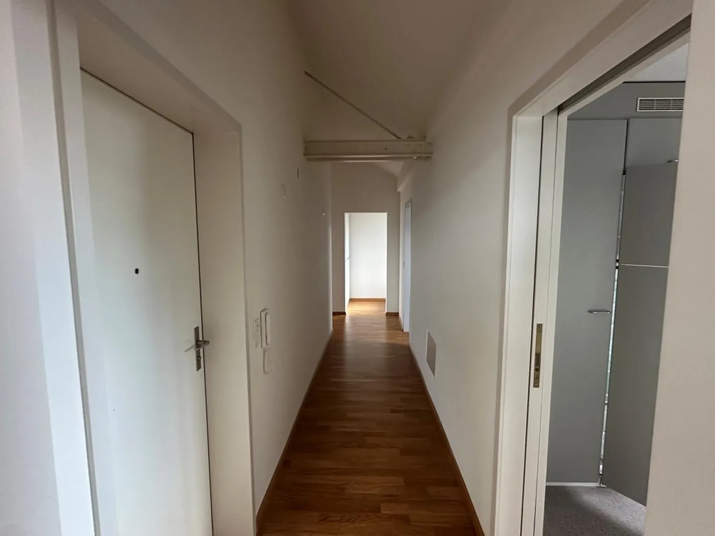 Ampio appartamento mansardato disponibile per affitto immediato - Foto 6 di 12