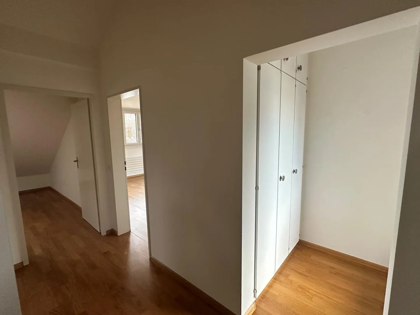 Ampio appartamento mansardato disponibile per affitto immediato - Foto 7 di 12