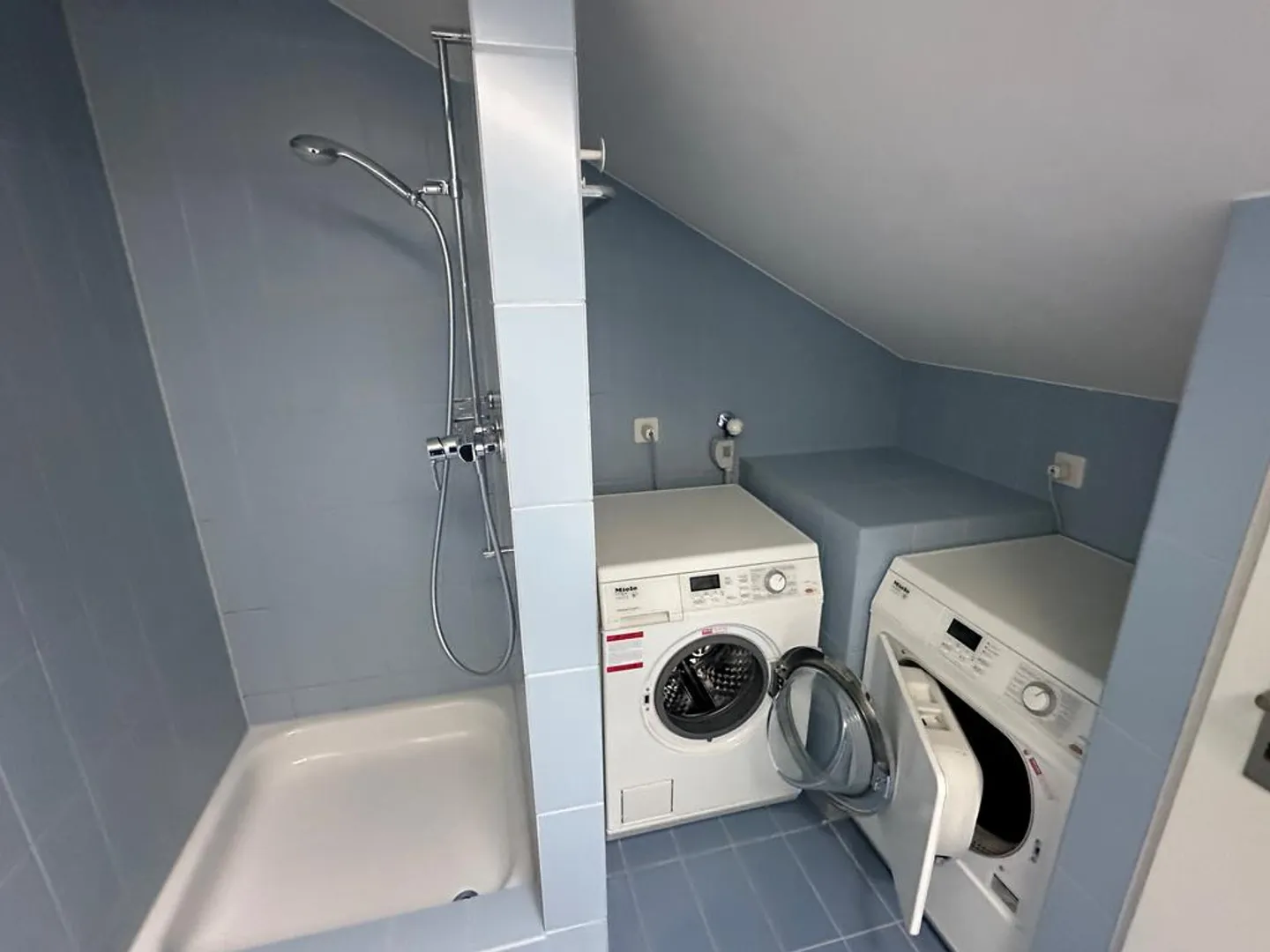 Ampio appartamento mansardato disponibile per affitto immediato - Foto 11 di 12