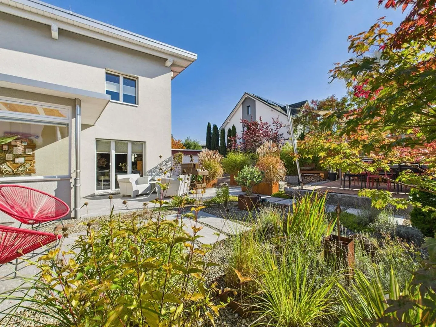 Stylish Living: Single Family Home with Generous Surroundings - Photo 4 of 12