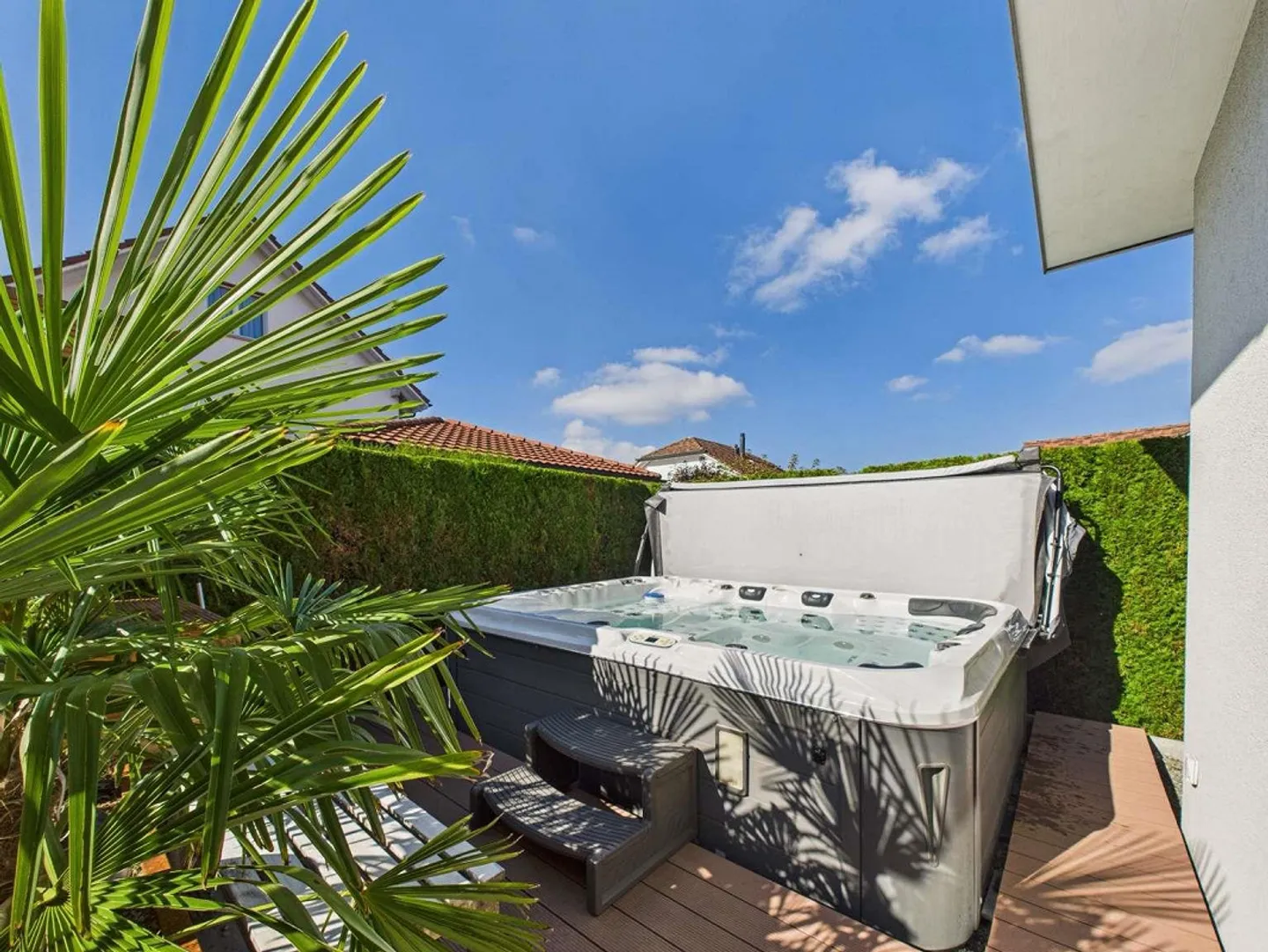 Stylish Living: Single Family Home with Generous Surroundings - Photo 5 of 12