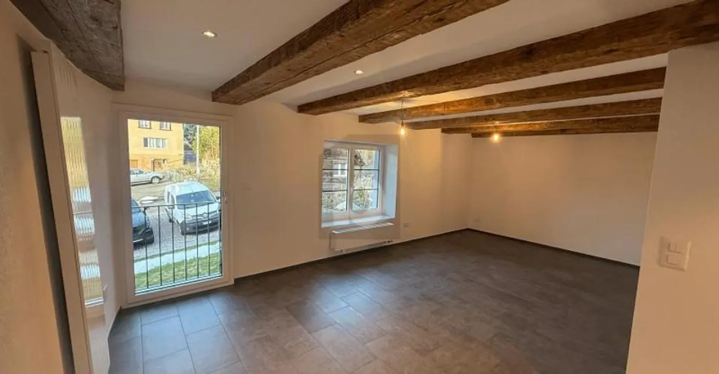 Charming Townhouse with Balcony - Photo 2 of 5