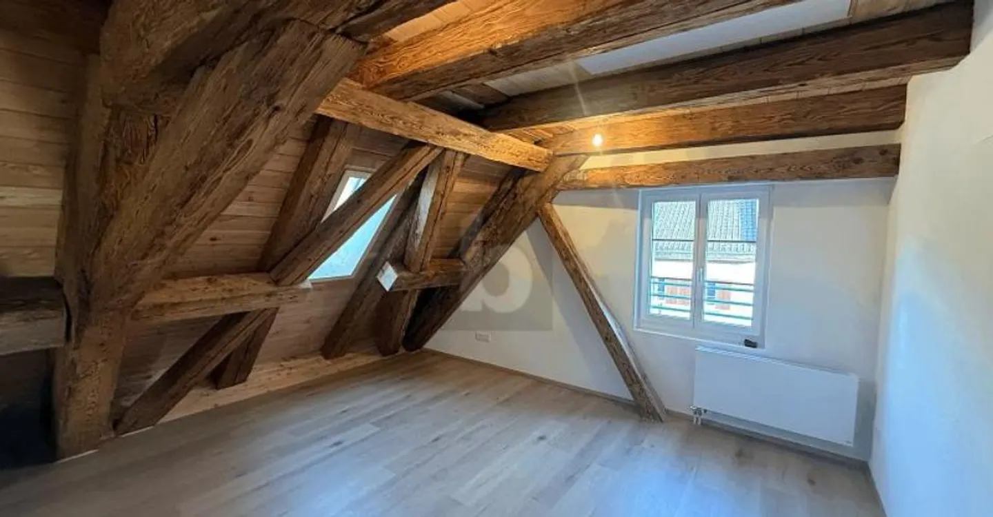 Charming Townhouse with Balcony - Photo 3 of 5