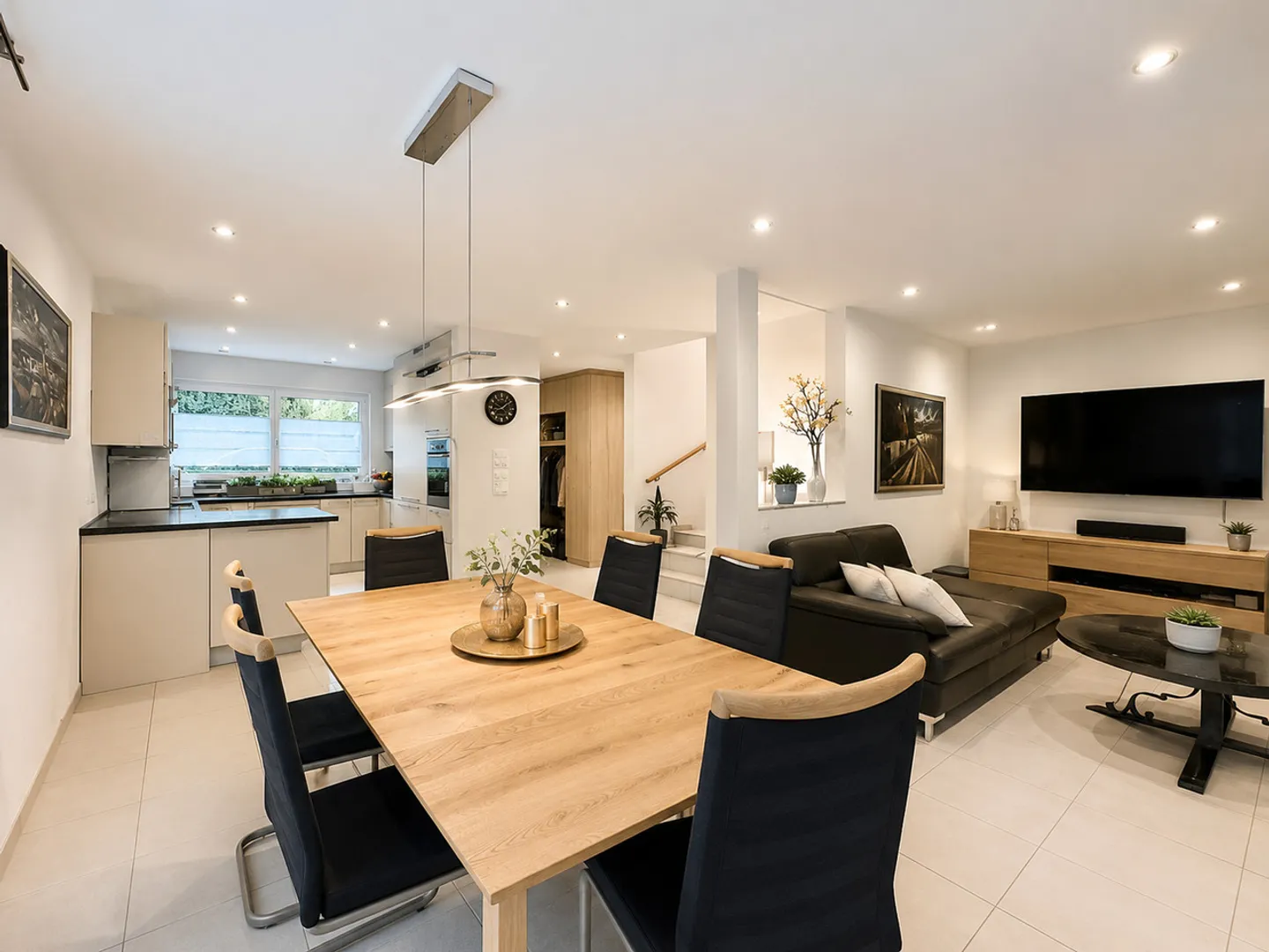 Modern family house with sunny garden in a sought-after residential area - Photo 2 of 16