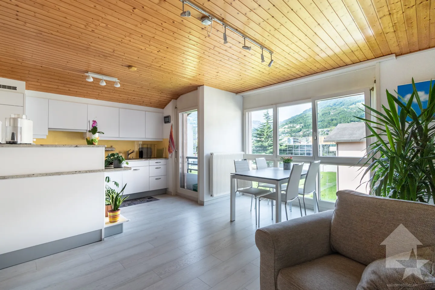 Monthey, 4.5 Room Renovated Near Schools - Photo 1 of 13