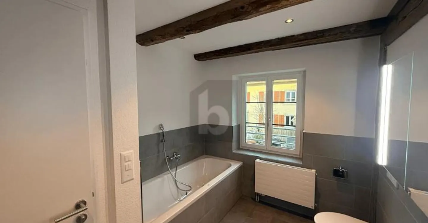 Charming Townhouse with Balcony - Photo 4 of 5