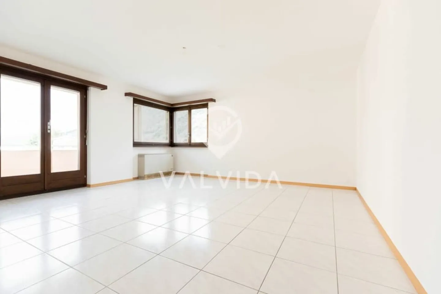 Charmante 4.5 Zimmerwohnung mit Parkplatz in Steg - Foto 2 von 12