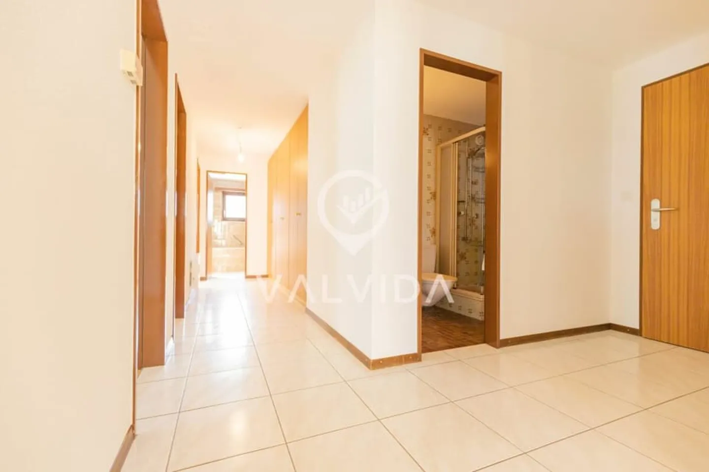 Charmante 4.5 Zimmerwohnung mit Parkplatz in Steg - Foto 3 von 12