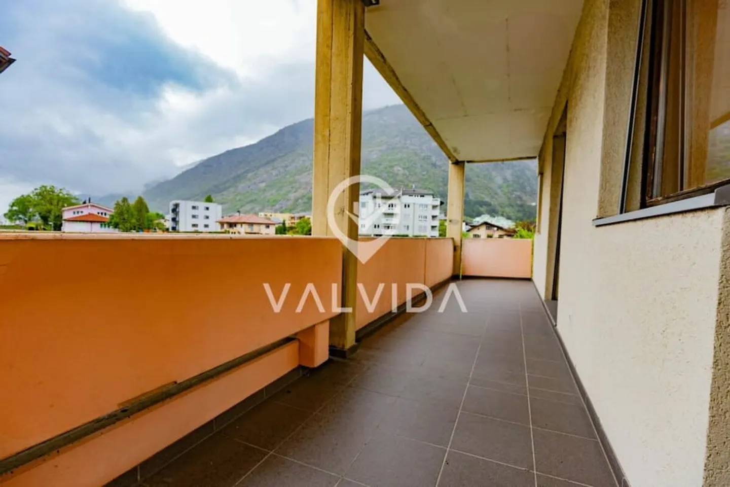 Charmante 4.5 Zimmerwohnung mit Parkplatz in Steg - Foto 10 von 12