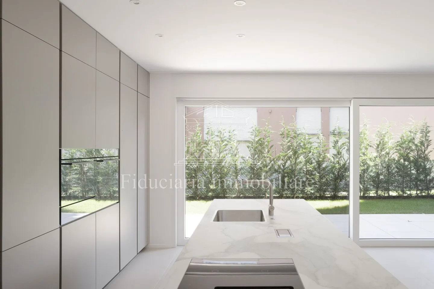 LOSONE - Appartement de jardin moderne de 4,5 pièces dans une résidence exclusive avec seulement 4 unités - Photo 5 sur 7