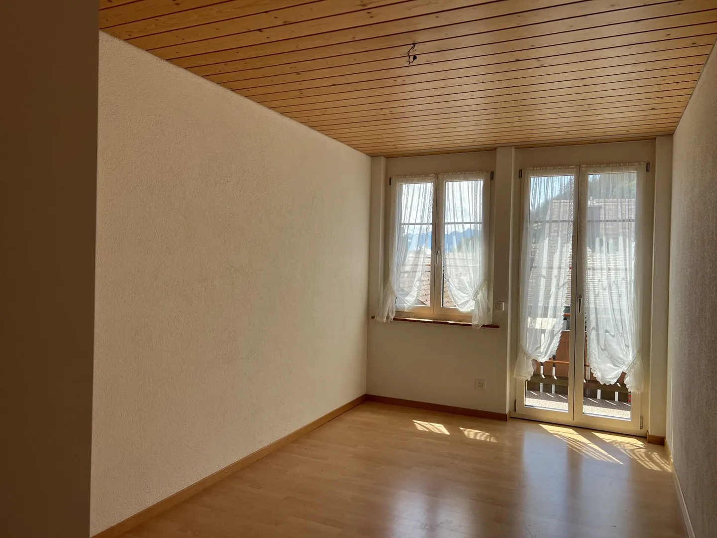 4.5-Zimmerwohnung 1. OG mit Seesicht im Zentrum von Beatenberg - Foto 6 von 18