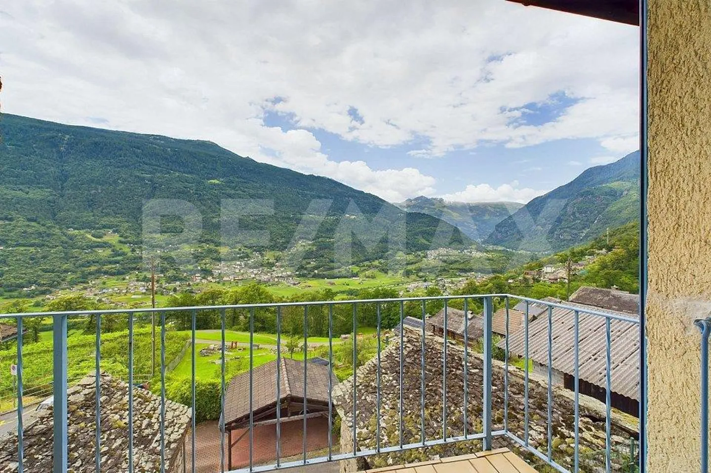 Häuser mit zwei Wohnungen und Panoramablick, eingebettet in die Natur - Foto 1 von 13