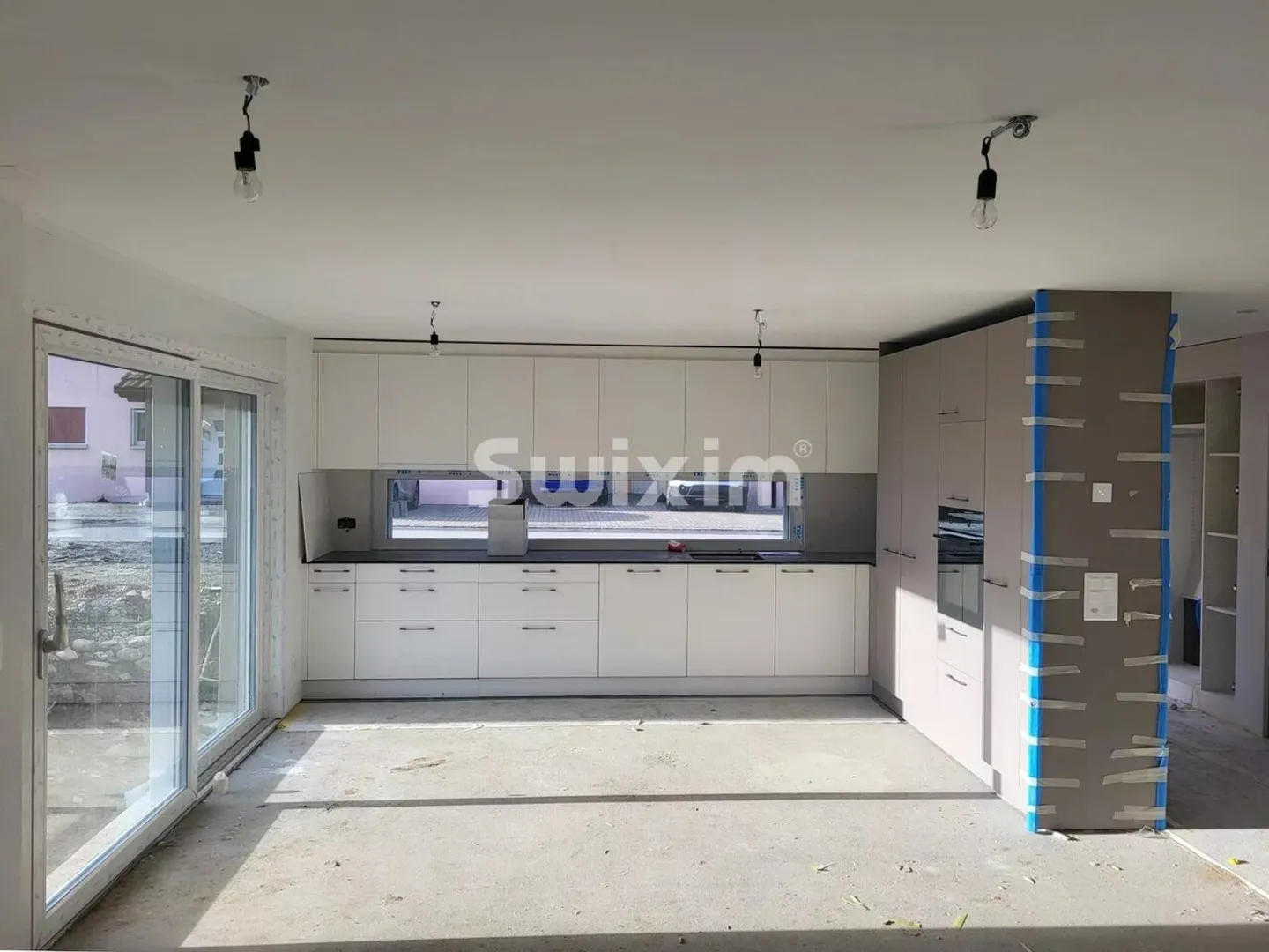 Semi-Detached Villa with Garden - Photo 2 of 3