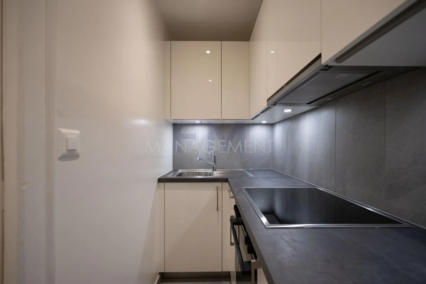 Left Bank, Promenade, 1 Room on the 1st Floor, approx. 23m2 - Photo 1 of 10